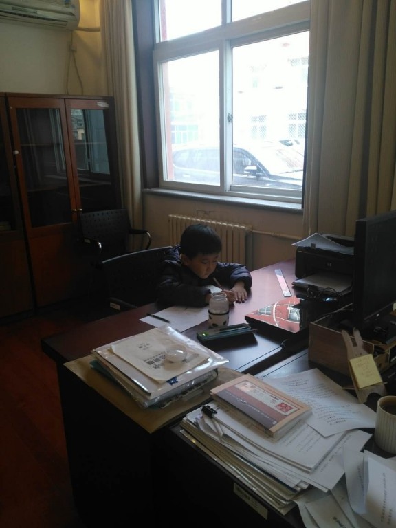 孩子寒假的这段时间，几乎天天上午在我办公室里写作业