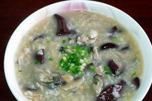 孕妇便秘食谱：木耳芝麻大米粥