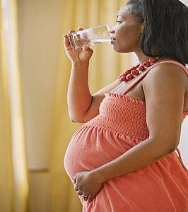 准妈妈喝水能有效缓解孕期呕吐