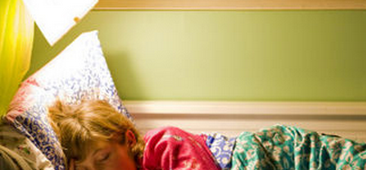 宝宝睡觉开灯好吗