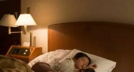 宝宝睡觉开灯好吗